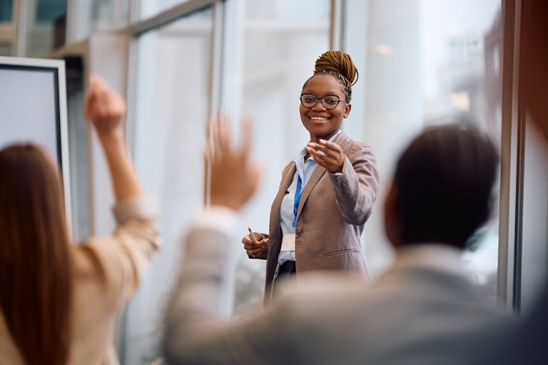 Instructor corporativo en taller de liderazgo empresarial