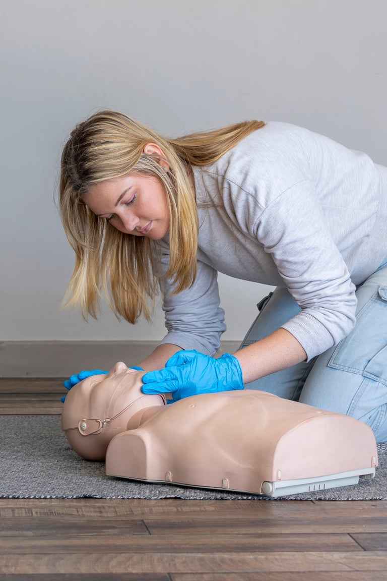 Instructor demostrando primeros auxilios psicológicos en capacitación